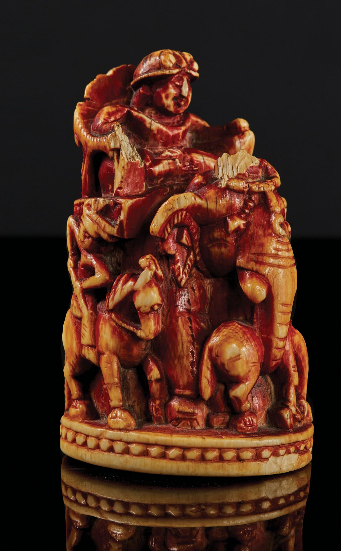 Null 用海洋象牙制成的大象棋子，圆雕，单色红色。它表现的是一头大象抬着一顶轿子，轿子上坐着一位政要，他的双腿弯曲，双臂放在宝座的扶手上；他的头上戴着一顶头盔&hellip;