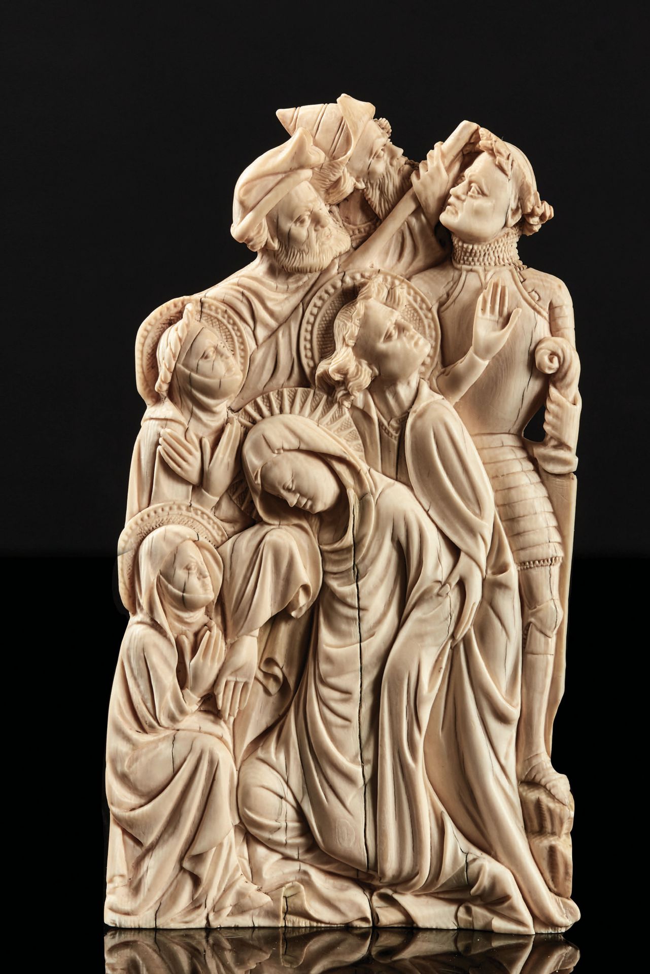 Null 罕见的浮雕象牙组，有轻微的多色痕迹，表现圣母的逾越节。在中央，昏倒的圣母被她身后的圣约翰支撑着，他抬头看向右边；两个圣女在她旁边，她们的手合在一起或交&hellip;
