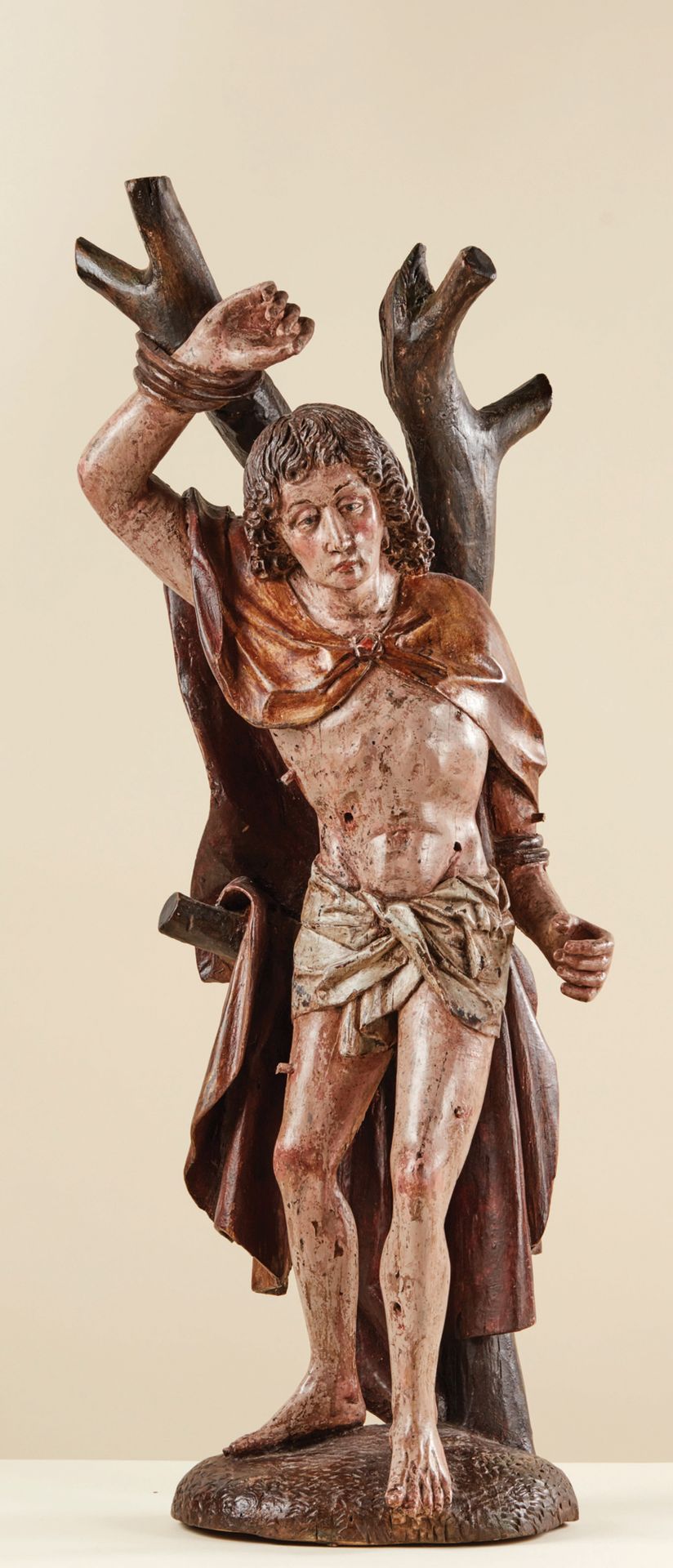 Null 雕刻，多色和镀金的木制圣塞巴斯蒂安，背面粗糙。圣人被绑在一棵树上，他的右臂高高举起；他的脸带着憔悴的特征，被落在肩上的卷发衬托着；他的臀部被腰带包裹着&hellip;