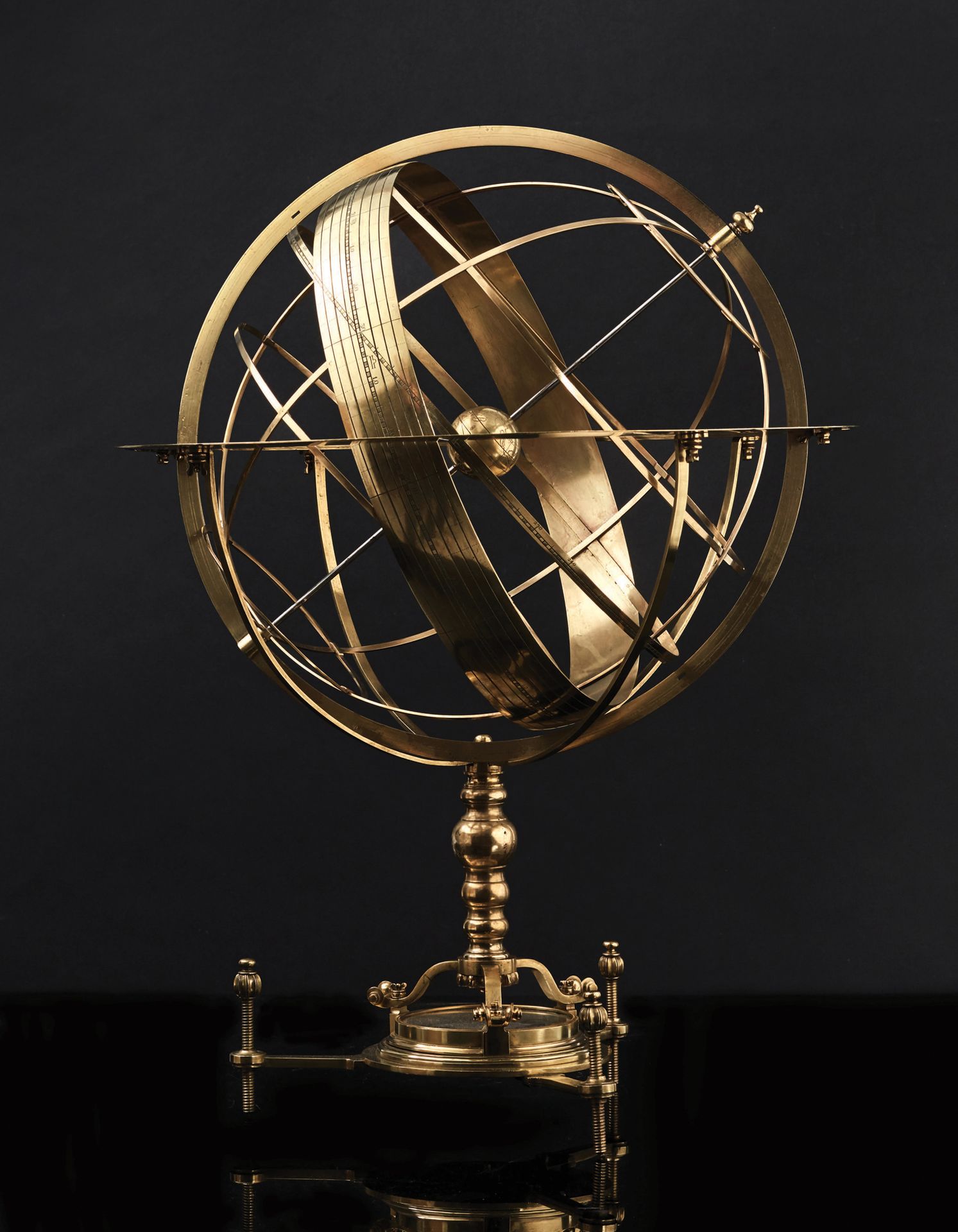 Null 托勒密时期的浑天仪，镀金和雕刻的黄铜，底座有指南针。中央是一个地球仪，印有主要的地理轮廓和四大洲的名称，美国、欧洲、非洲、亚洲，周围是子午线，子午线由&hellip;