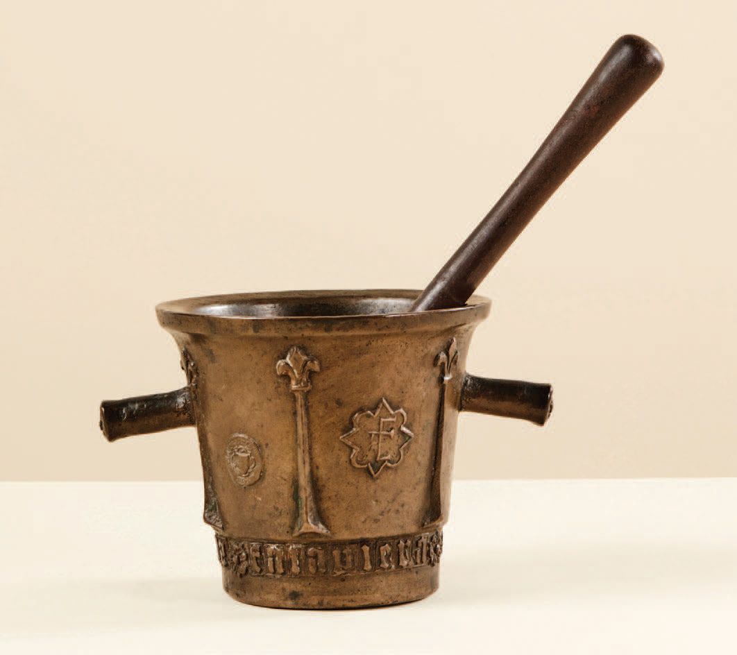 Null Bronze mortar and pestle. Body with six buttresses topped with a fleur-de-l&hellip;