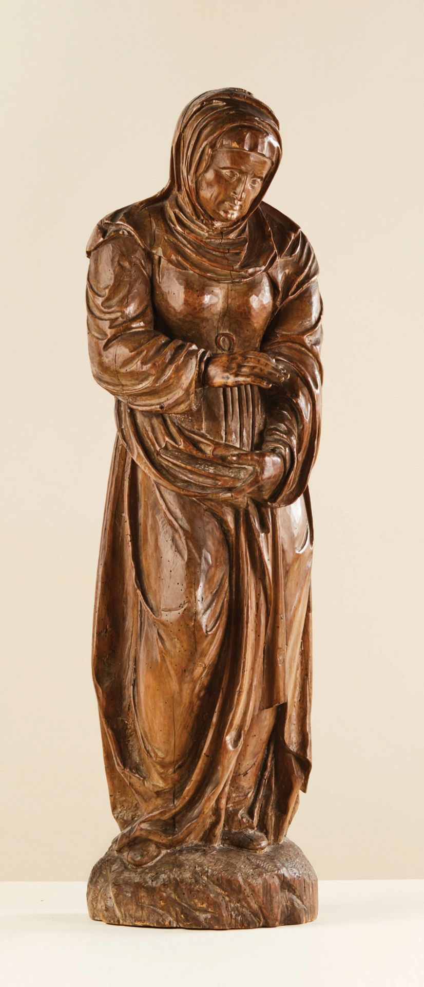 Null 圣安妮，石灰木雕花，空心背。脸部被假面和面纱所包围，圣母身穿束腰长袍和斗篷，她用右手将其一侧拉到前面。
德国，16世纪上半叶
高度：97厘米
 （轻微&hellip;