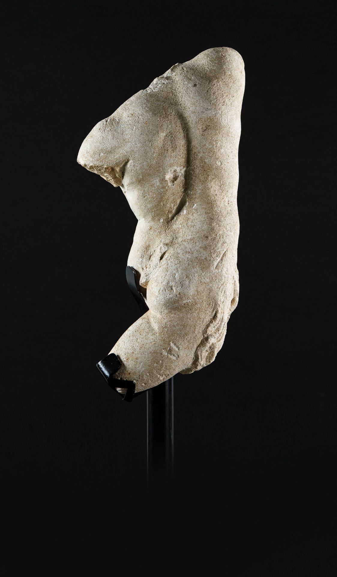 Null Akephaler Faun aus geschnitztem Costoza-Stein. Das rechte Bein nach vorne, &hellip;