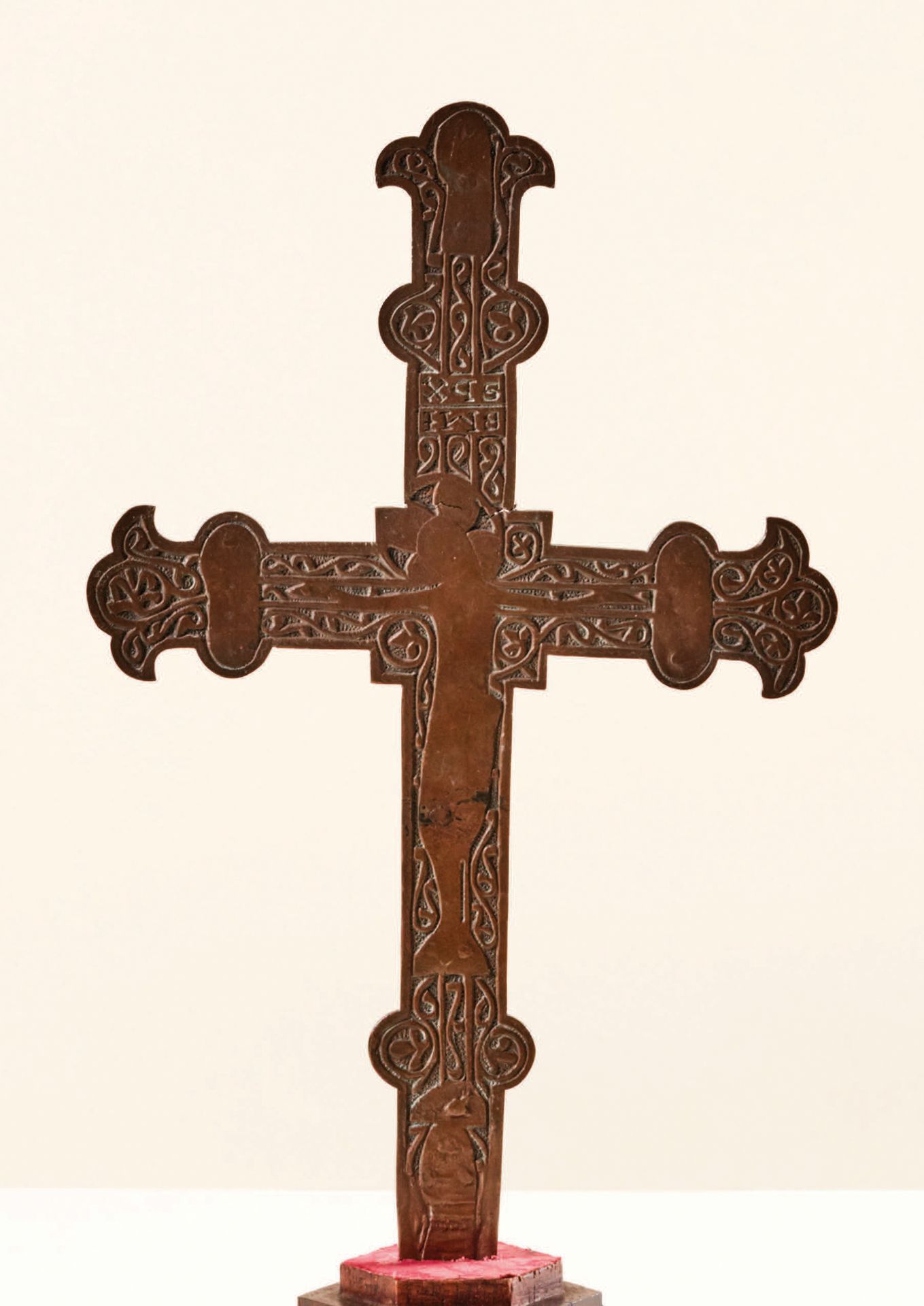 Null 祭坛上的十字架，有花，方形的十字架，由倒角和雕刻的铜制成。正面：基督和人物的预留部分，卷轴路线，带有基督XPS和IHS单字的标题；背面：枝条和卷轴两端&hellip;