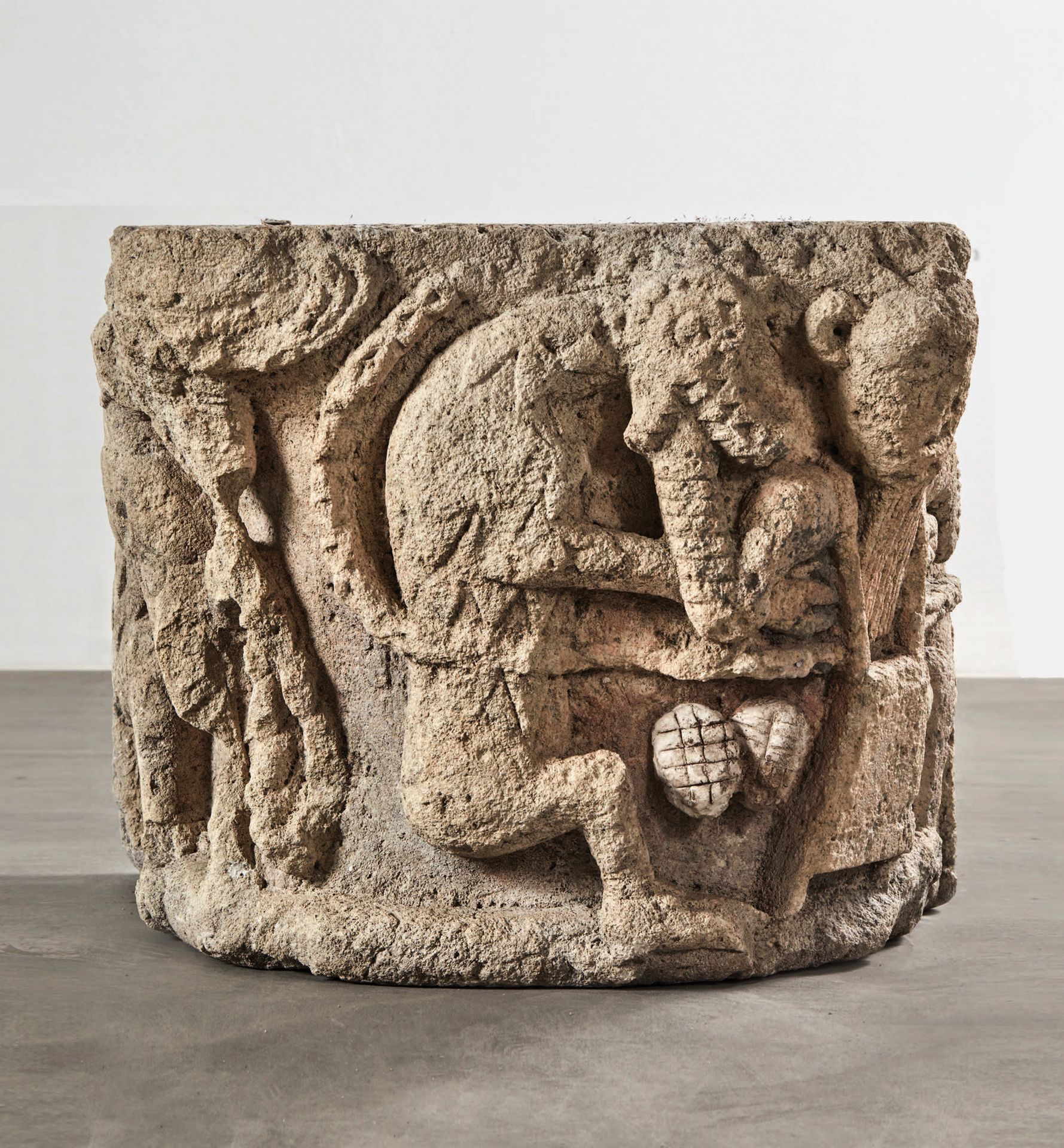 Null Importante capitel de piedra caliza esculpido en altorrelieve con restos de&hellip;