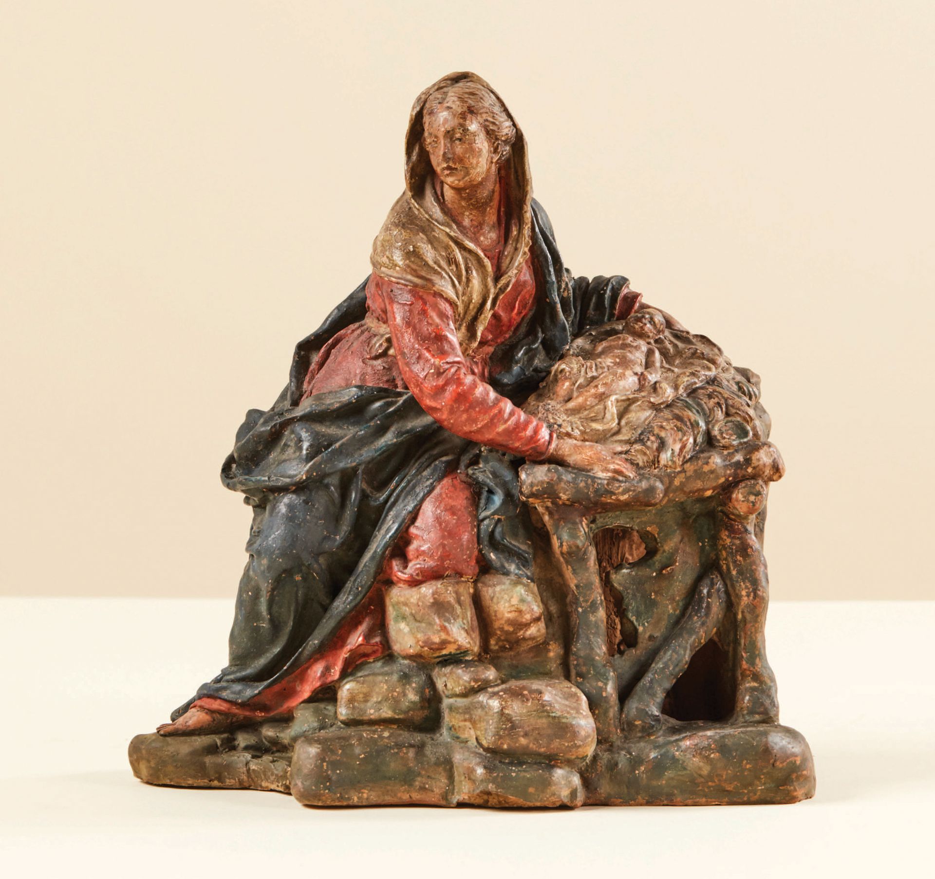Null 多色赤土的圆形耶稣诞生圣母像。圣母坐在一块岩石上，当孩子躺在她身边时，她的手臂环绕着孩子的床，转身离开他。
意大利，艾米利亚，归功于菲利普-斯坎德拉里&hellip;