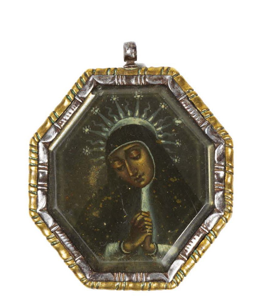 Null 八角形吊坠，玻璃上的绘画表现了祈祷中的圣母；铁和青铜玑镂框架。西班牙，17世纪（玻璃上的小污点和框架的磨损）。
H_6,5 cm