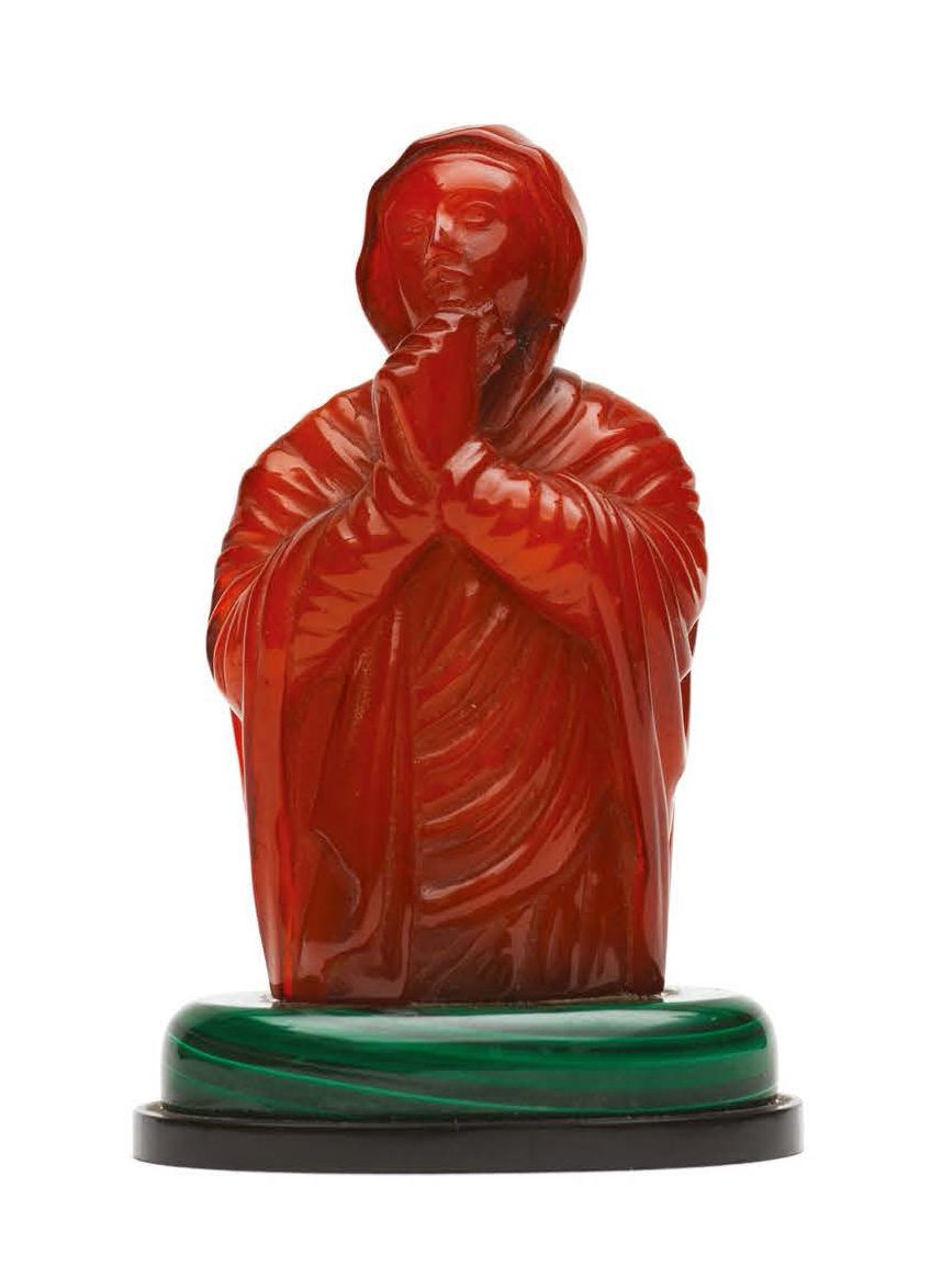 Null Buste de Vierge en prière en ambre sculptée en ronde-bosse.
Vêtue d'un voil&hellip;