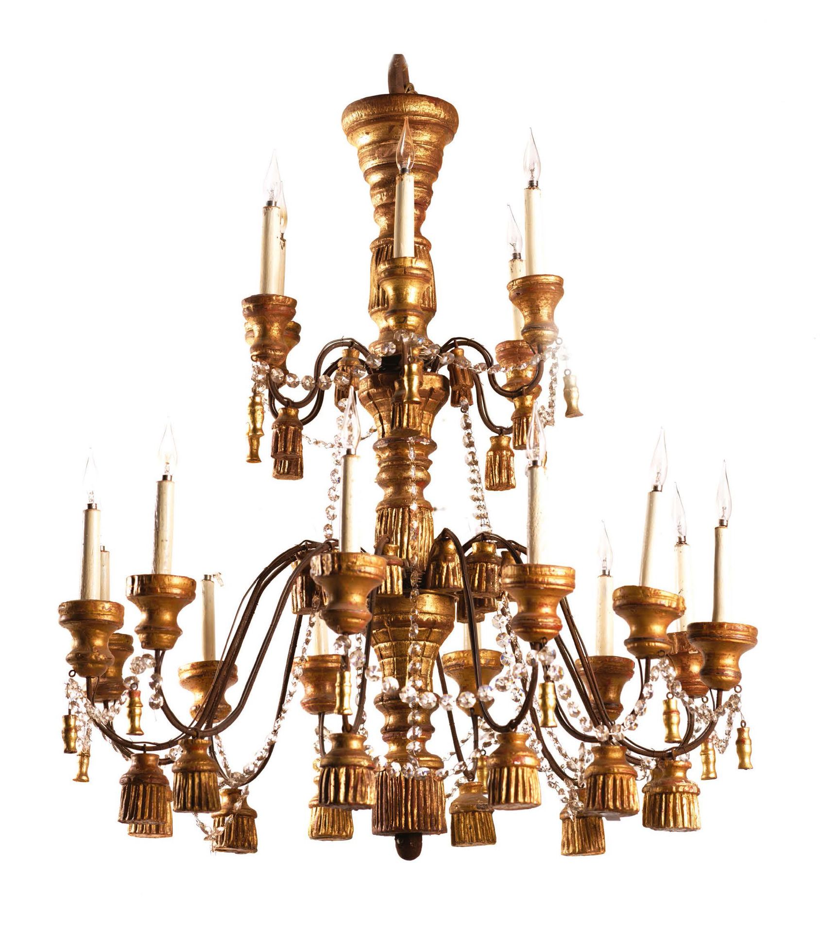Null 一盏雕刻和镀金的木制吊灯，十八个灯臂排列成两行。轴上装饰着通花。
1900年左右。
H_96 cm W_85 cm。