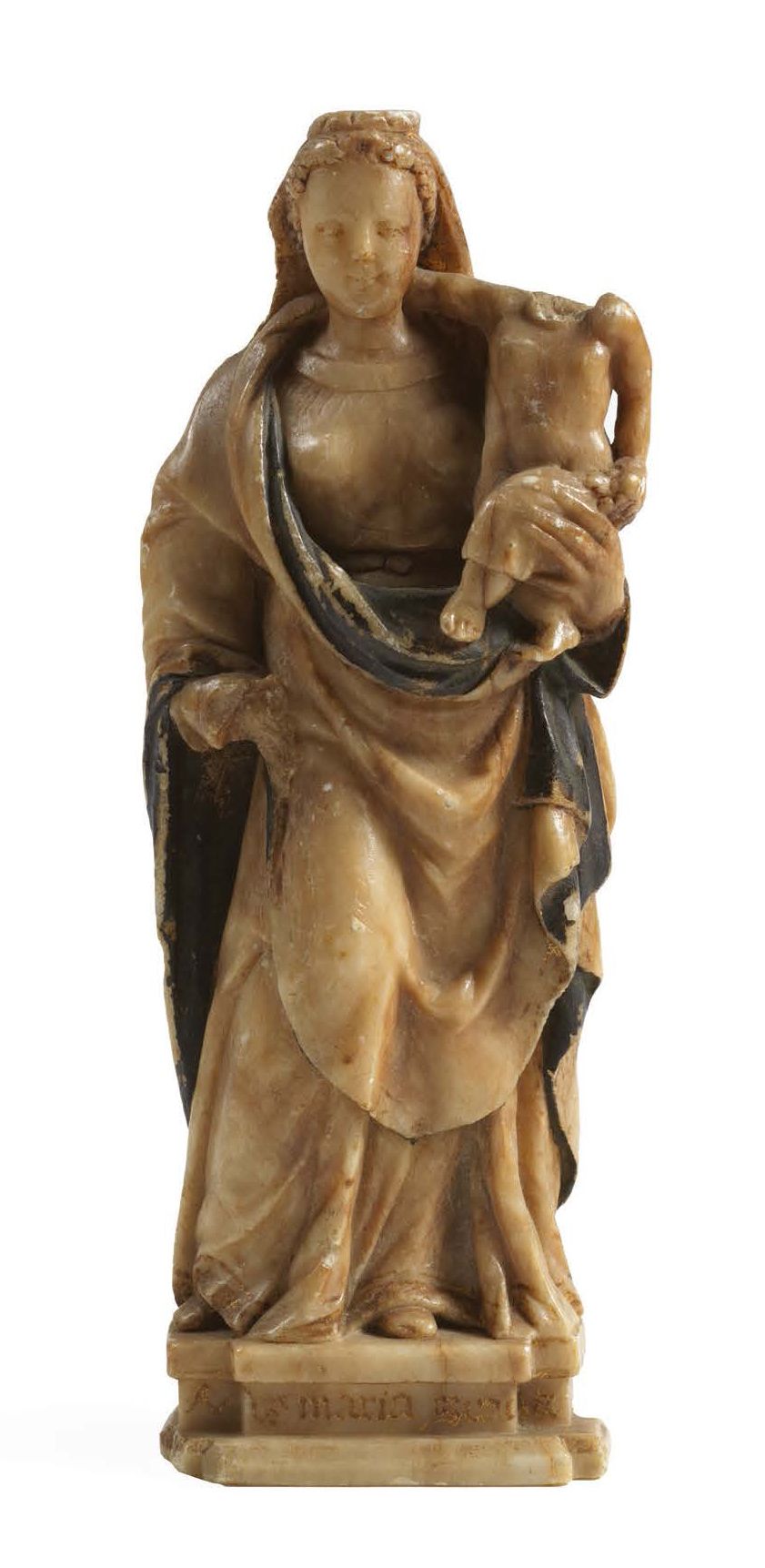 Null 石膏雕刻的圣母和圣婴，有绿色和金色的亮点，平背。圣母站着，左手抱着她的儿子；她身穿束腰长袍和披风，其中一边回到前面作为围裙。模制的底座上有哥特式字母的&hellip;
