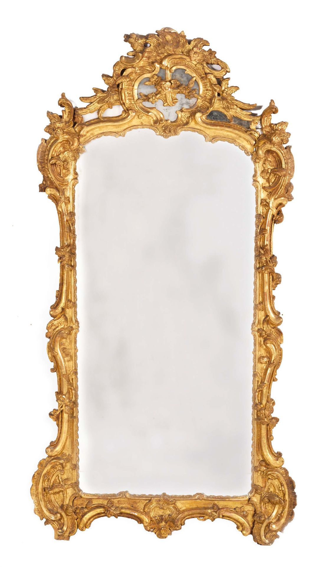 Null A richly carved and gilded wooden mirror. Model with cut pediment decorated&hellip;