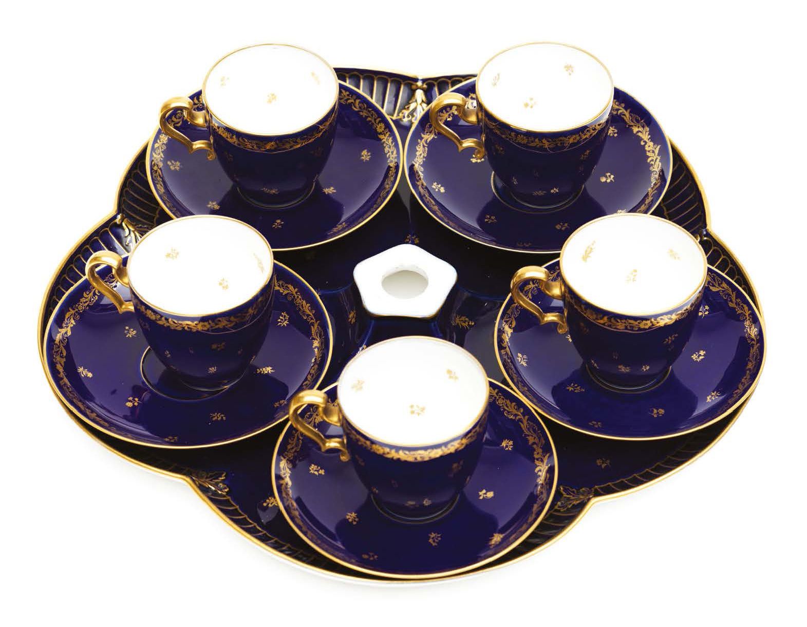 SÈVRES 瓷器茶具包括一个Peyre polylobed托盘（缺少中间的把手），6个杯子和它们的茶托，美丽的蓝色背景被金色的门楣加强（过度装饰）。一些事故。&hellip;