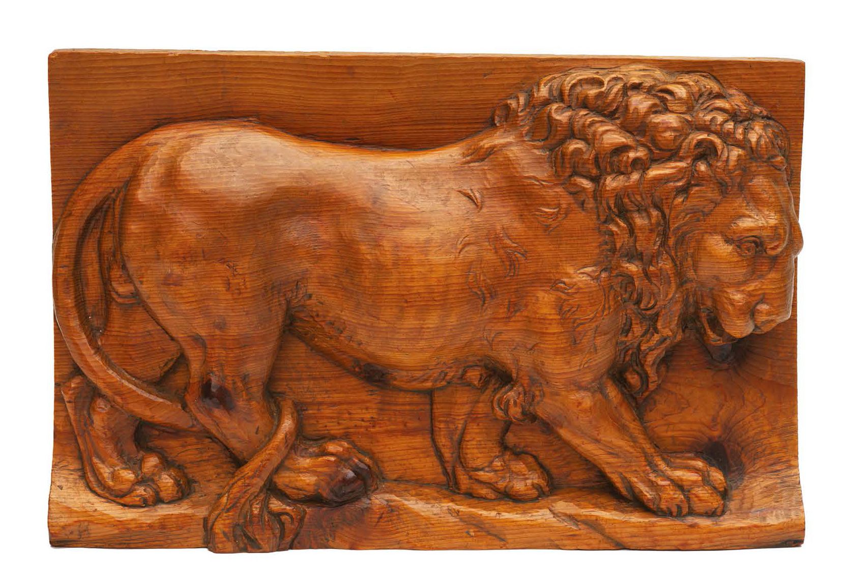 Null Panneau en bois de résineux sculpté en fort relief d'un lion passant à l'ép&hellip;