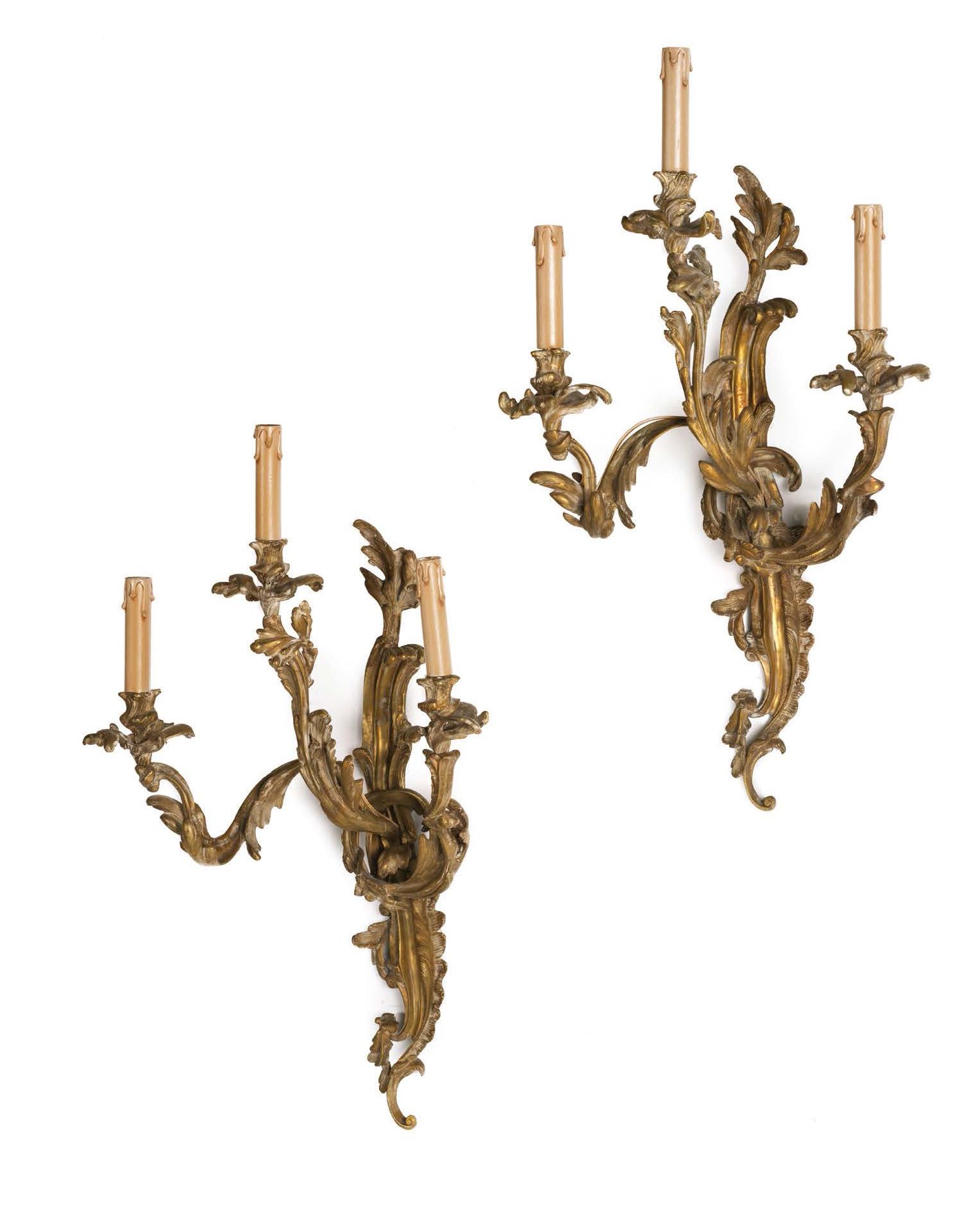 Null 一对模制和鎏金青铜的三臂壁灯。
模型上装饰有刺桐叶和花朵。
路易十五风格的美丽模型。
高_66厘米，宽_46厘米