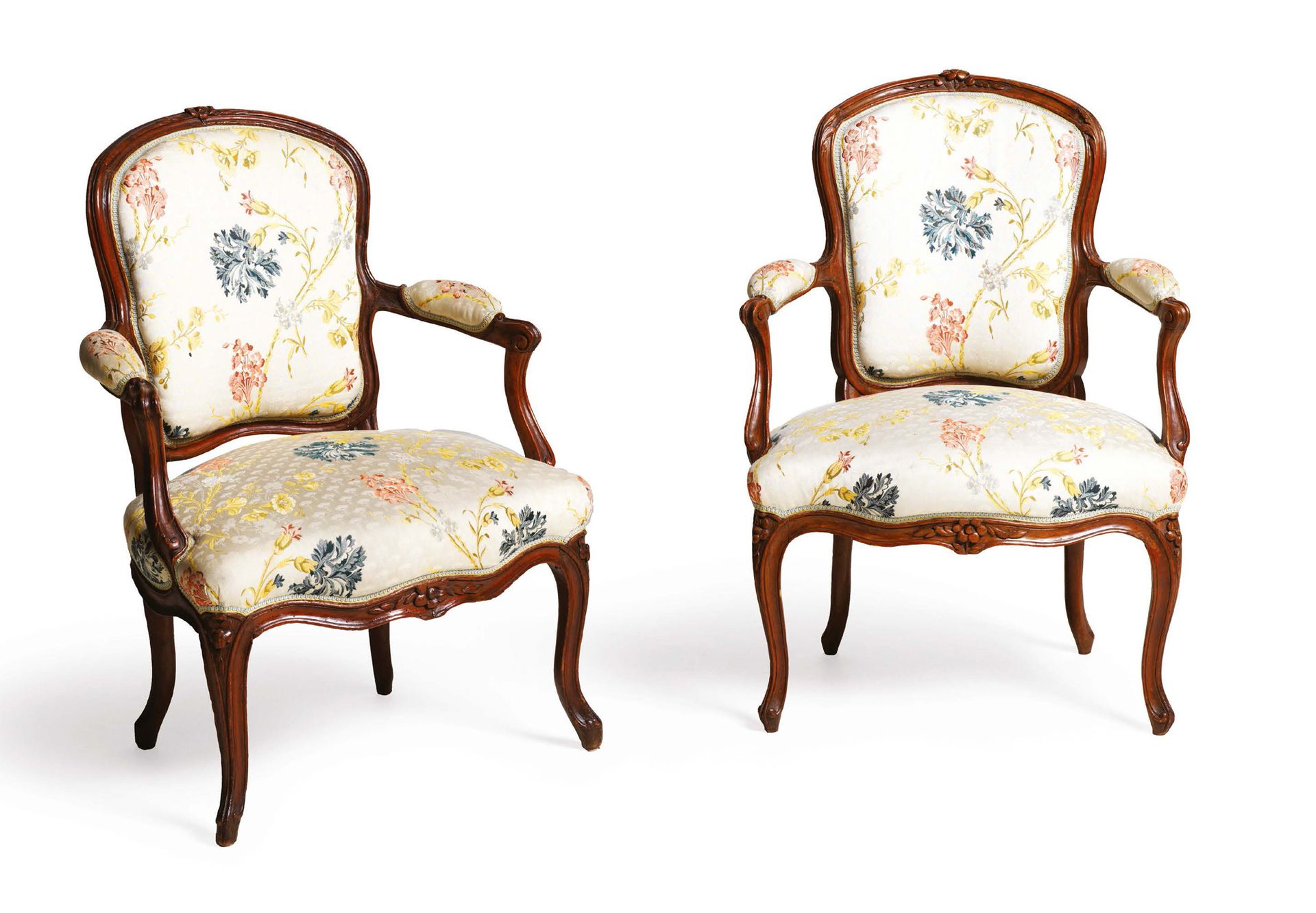Null 一对天然木雕的卡布里埃扶手椅，椅背、椅带和椅腿上都有鲜花装饰，椅架可以移动，靠在凸腿上
路易十五时期，18世纪中叶，其中一张上有Martin
DELA&hellip;