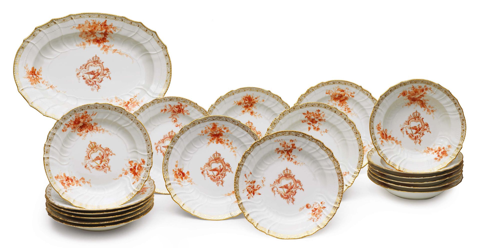 Null 罕见的德皇威廉二世服务的瓷器晚餐服务的一部分，包括12个餐盘，6个汤盘和一个椭圆形的盘子，有 "Neuozier "形状的轮廓边缘，用铁红色和金色装饰&hellip;