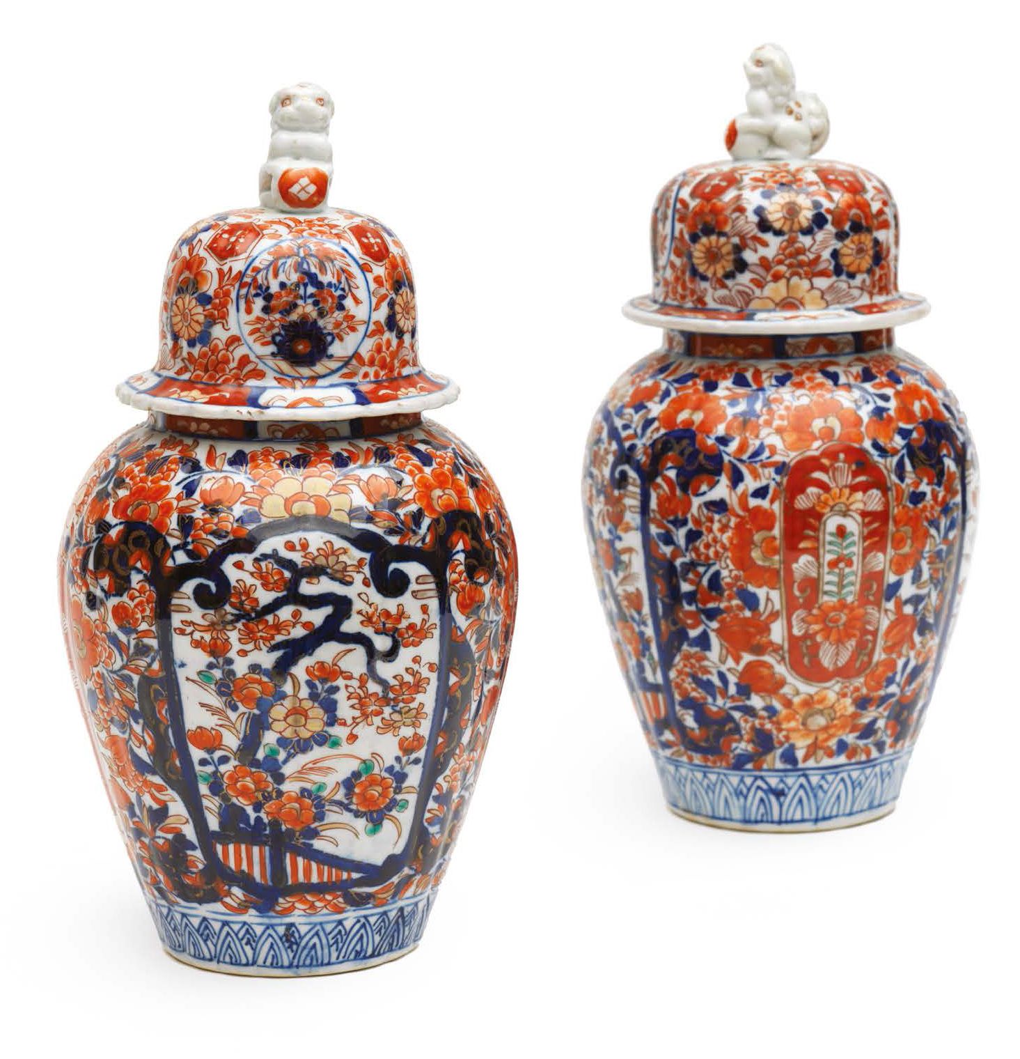 JAPON Coppia di vasi coperti in porcellana Imari di forma a balaustro con decora&hellip;