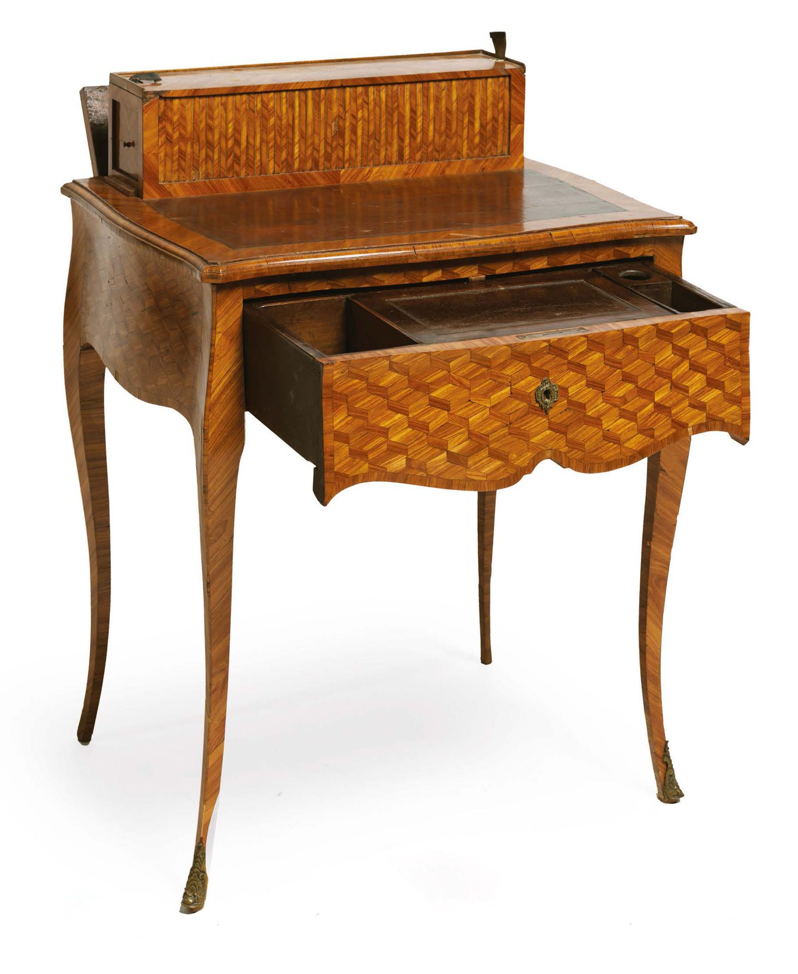 Null 被称为 "à la bourgogne "的紫罗兰木皮改造的桌子，带有几何楣和格子装饰，顶部露出一个台阶，前面打开一个抽屉形成一个书桌，搁置在凸起的腿&hellip;