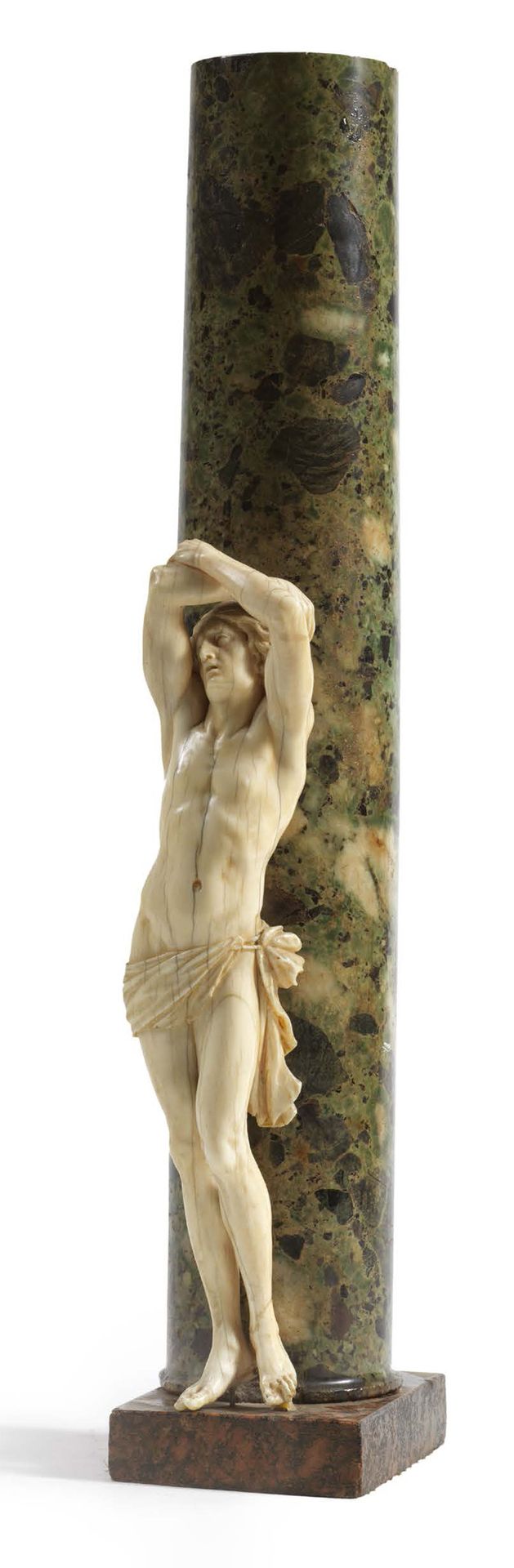 Null 雕刻的象牙圣塞巴斯蒂安。他靠在柱子上，微微扭动着身子，左臀上系着一条短腰带，双手交叉举过头顶。
南德或北意大利，18世纪（小事故和修复）。
靠着古绿色&hellip;