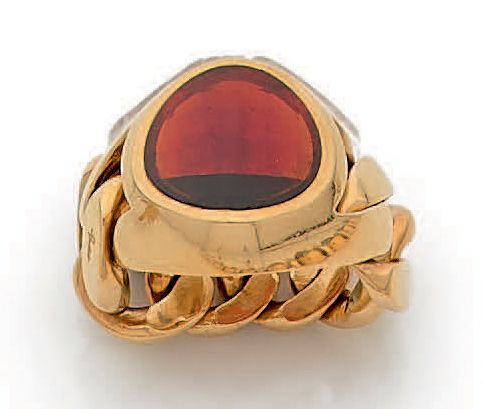 Pomellato. 
18K(750)黄金戒指，镶嵌有切面的马德拉黄水晶，戒指由一条灵活的卷边链构成。
法国作品。Signed.
TDD : 50
毛重 : &hellip;