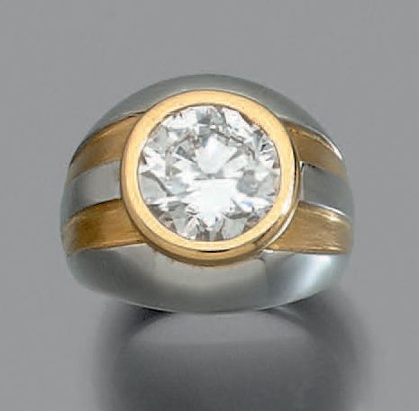 Null Zweifarbiger, gewölbter Ring aus 18 Karat (750) Gold mit einem Diamanten im&hellip;