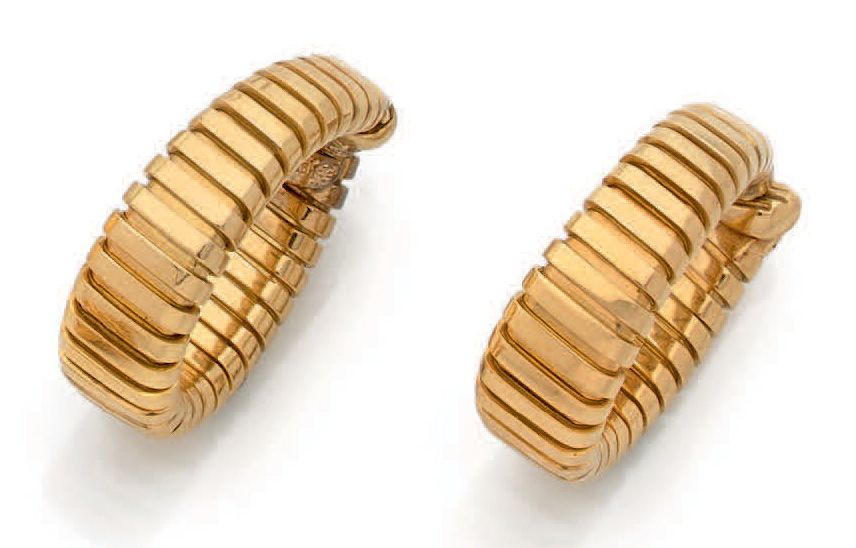 BVLGARI. 
Paire de clips d'oreille tubogaz en or jaune 18K (750).
Signée et numé&hellip;