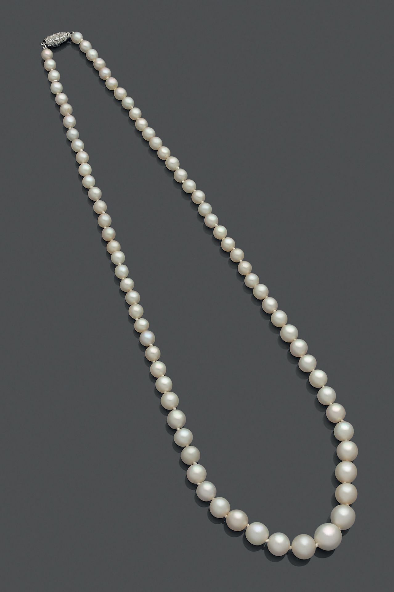 Chaumet. 
Einreihige Halskette aus 77 feinen, fallenden Perlen, Olivenverschluss&hellip;