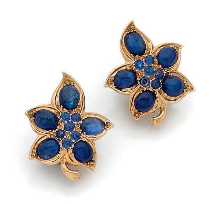 René Boivin. 
一对18K(750)黄金叶形耳夹，镶嵌凸圆形和刻面蓝宝石。
1950年代的法国作品。
大师的标记：Robert Davière
高_&hellip;