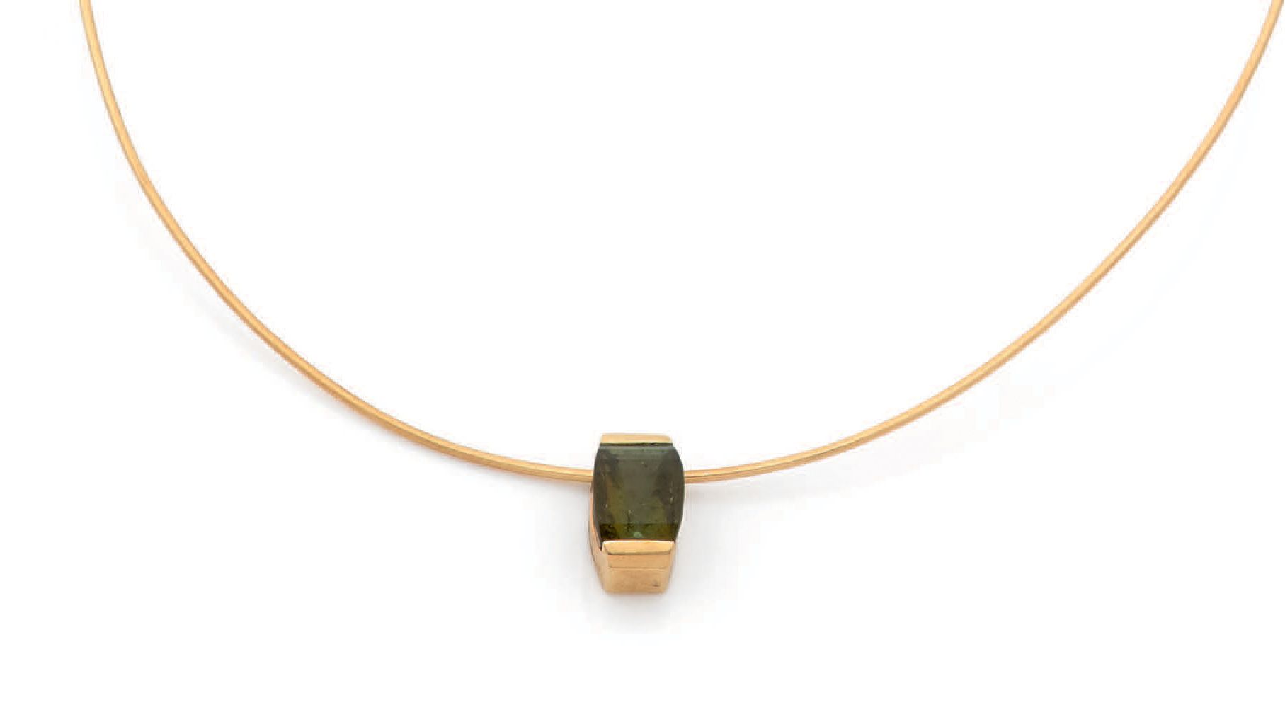 Null Cable necklace in yellow gold 18K (750) holding in pendant a green tourmali&hellip;