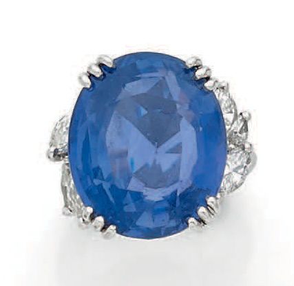 Null 铂金戒指上镶嵌着一颗椭圆形蓝宝石（重23.55克拉），两边各有三颗脐带钻石。
1950年代的法国作品。
TDD : 48
毛重 : 12.90克。
蓝&hellip;