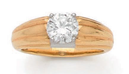 Null 
TDD : 54
毛重 : 6.31克，18K(750)黄金和白金戒指，带罗纹装饰，镶嵌一颗重达1.07克拉的明亮式切割钻石。