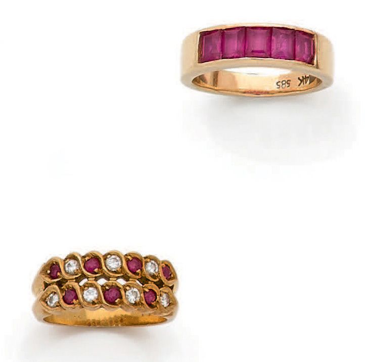 Null 18K(750)黄金戒指，镶有红宝石和钻石交替组成的双楣。
20世纪40年代的意大利作品。
TDD : 52
毛重 : 7.42克。
附有一枚14K(&hellip;