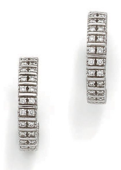 BOUCHERON. 
Par de pendientes de aro de oro blanco de 18K (750) engastados con d&hellip;