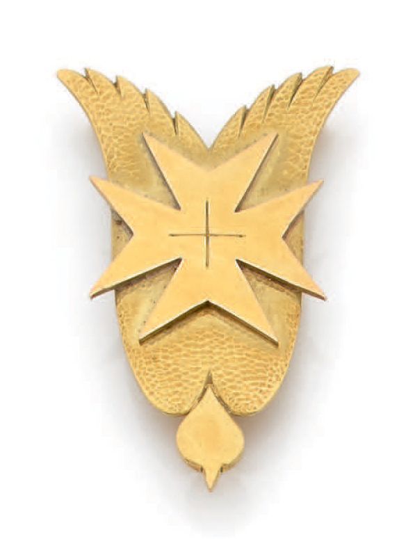 Jean DESPRES. 
光滑有质感的18K(750)黄金圣灵胸针-吊坠，上面有一个马耳他十字架。
1950年代的作品。
高_5厘米，宽_3厘米
重量：16&hellip;