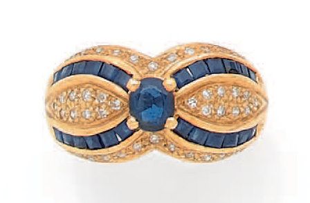 Null 18K（750）黄金戒指形成一个以椭圆形蓝宝石为中心的结，镶嵌明亮式钻石和校准蓝宝石。
法国作品。
TDD : 52,5
毛重 : 6,16 g。