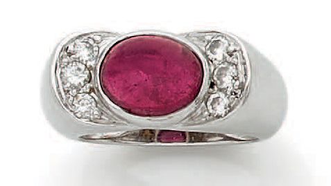 Null Bague en or gris 18K (750) ornée d'une rubellite en cabochon épaulée de cha&hellip;