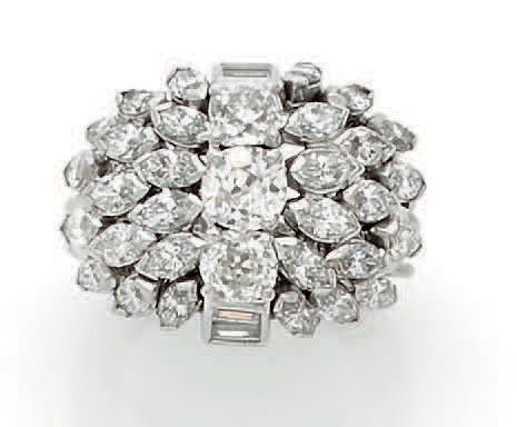 Null 圆顶铂金丝戒指，镶嵌三颗老式切割钻石（主钻重约0.75克拉），配以脐带钻石和长方形。
20世纪60年代的作品。
TDD : 50.5
毛重 : 15.&hellip;