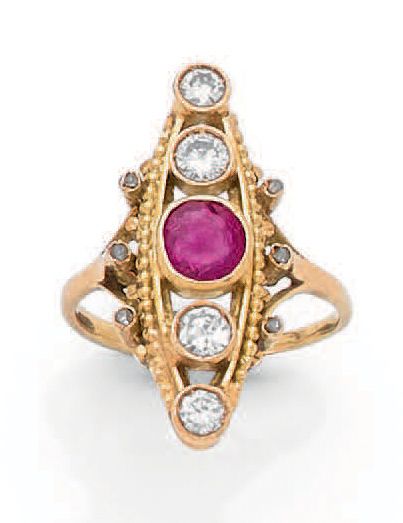 Null Marquise-Ring aus 18 Karat Gelbgold (750), der durchbrochene Chaton ist mit&hellip;