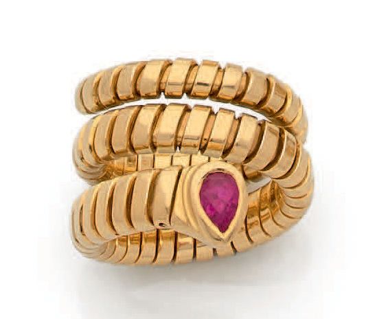 Bulgari. 
18K(750)黄金管状戒指，镶有一颗梨形红宝石（重0.69克拉）。
签名。
TDD: 51 (可调)
毛重: 13.92 g。