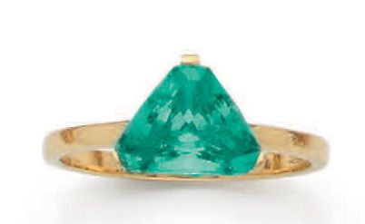 Null 18K (750) yellow ring set with a triangular emerald weighing 1.47 carats.
T&hellip;
