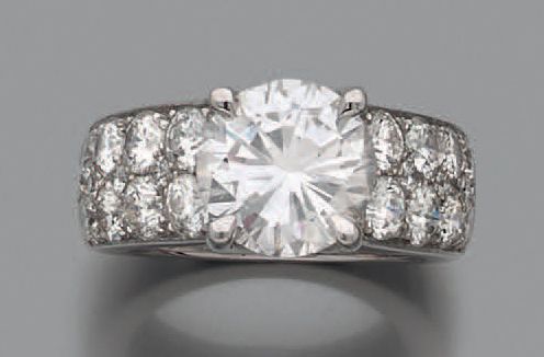 Null 18K (750) white gold wide-ring set with a brilliant-cut diamond weighing (3&hellip;