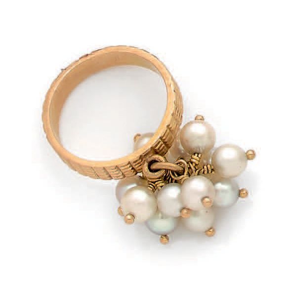Null 18K (750)黄金小号戒指，镶有养殖珍珠铃铛。
1940年代的法国作品。
TDD : 50
毛重 : 6,43 g。
