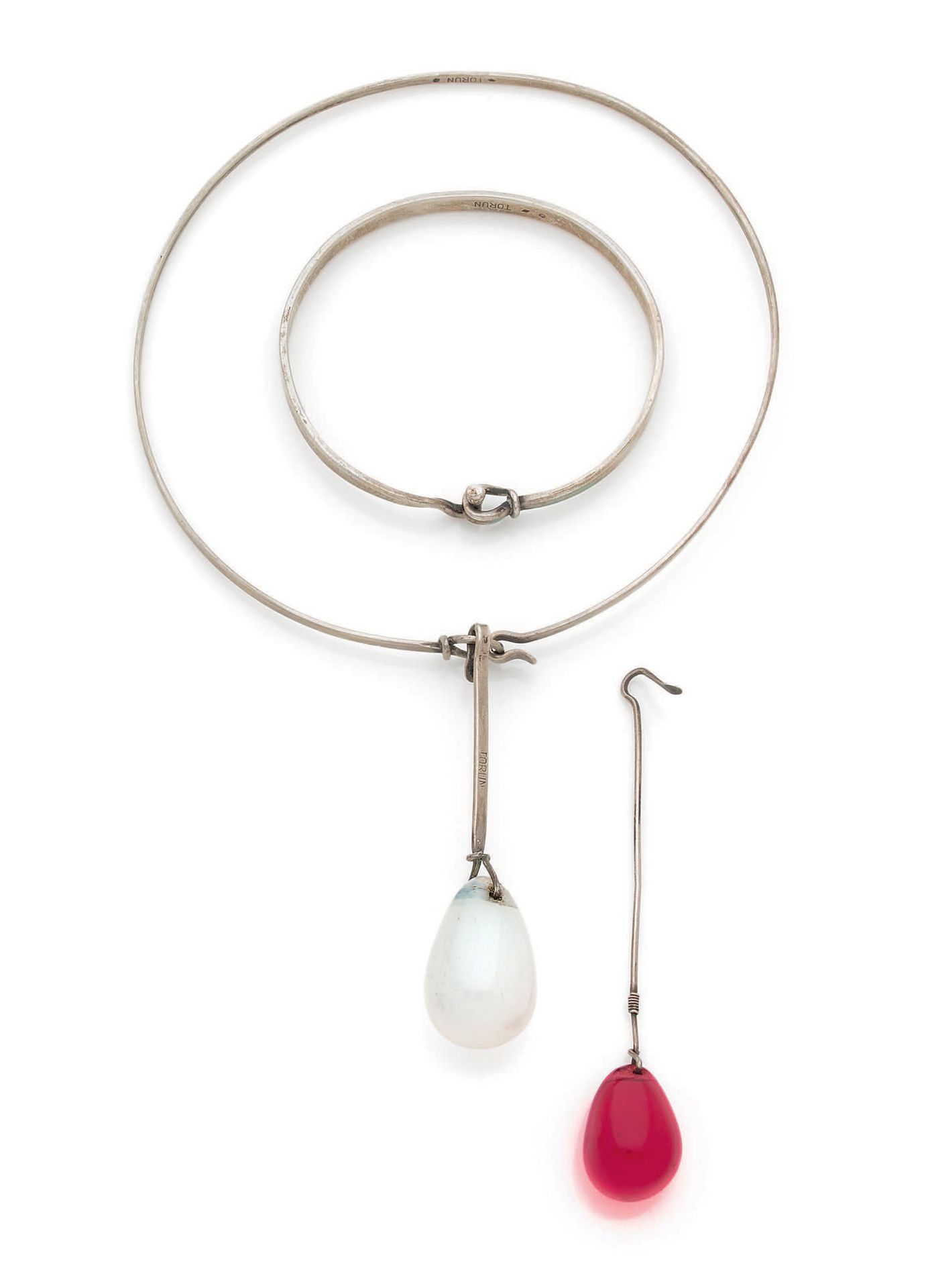 VIVIANNA TORUN. 
一套银制(925)半成品，包括一条装有乳白色玻璃珠吊坠的扭矩项链和一条手链。
包括一个可替换的红色玻璃膏吊坠。
总重量：47.&hellip;