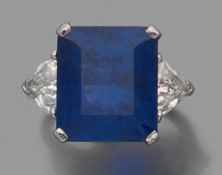 Null 铂金戒指镶有一颗长方形蓝宝石（重约15克拉）和两颗特洛伊钻石（每颗重0.84克拉）。
20世纪30年代的法国作品。
蓝宝石的尺寸：H_13.3 mm &hellip;