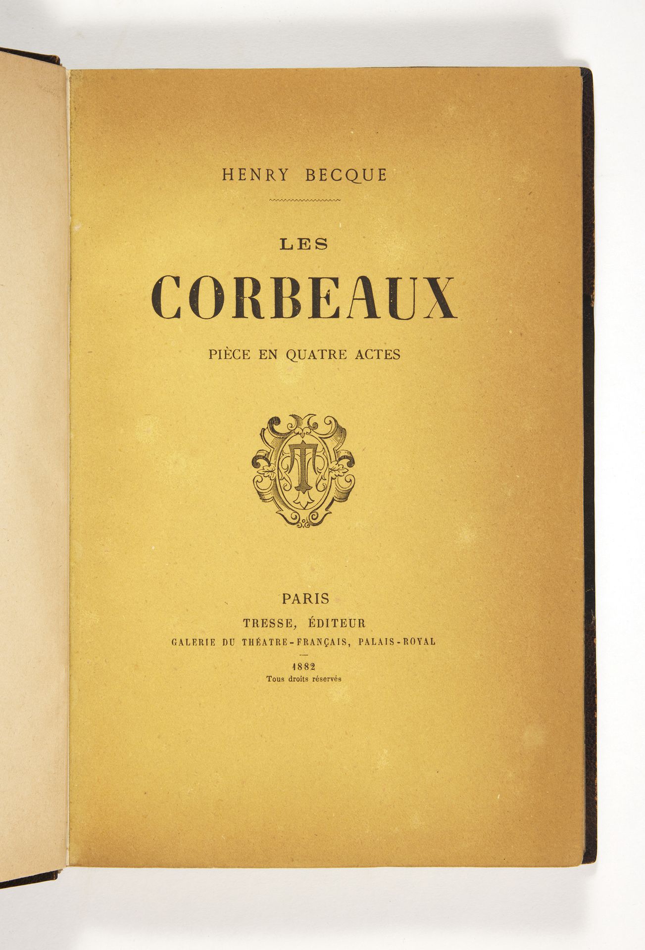 BECQUE, Henry Les Corbeaux.四幕剧。巴黎，Tresse，1882年。大8开本（230 x 153毫米），4页。(其中第一页为空白)，1&hellip;