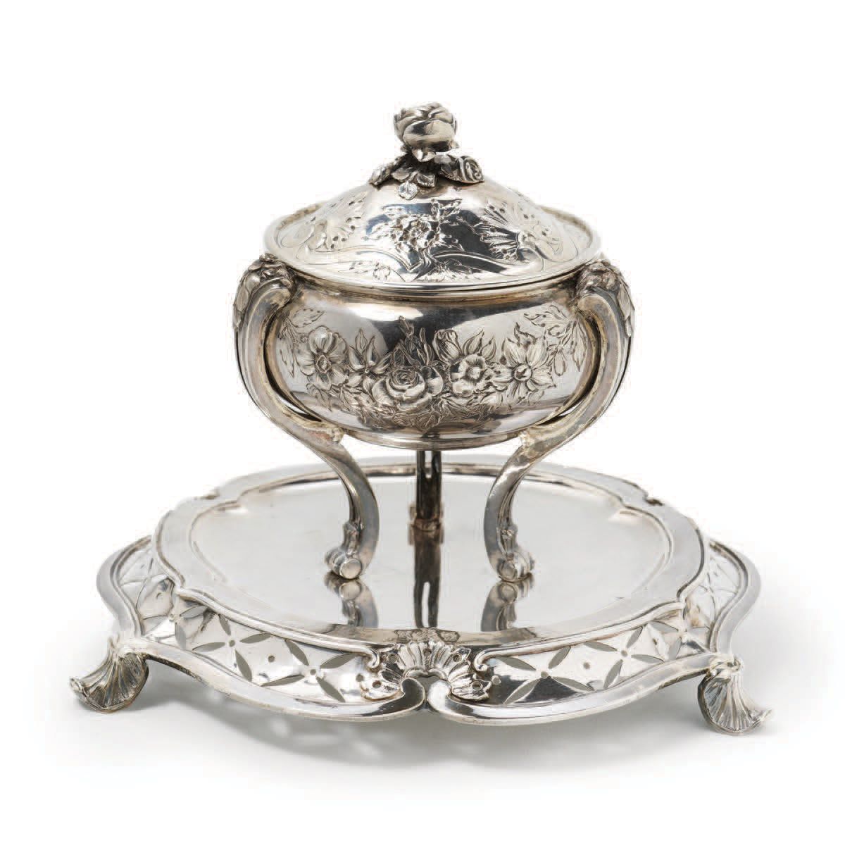 Null 白银碗和托盘 安特卫普，1771年
碗和它的盖子放在腿上。日期戳：71，银器大师：Petrus Simon Joseph Hoffinger
H_21&hellip;