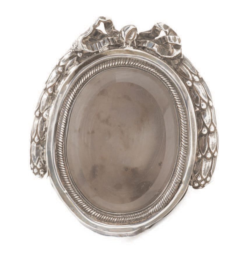 Null OVAL SILVER BOX Antwerp, 1785
The front is decorated with a Louis XVI silve&hellip;