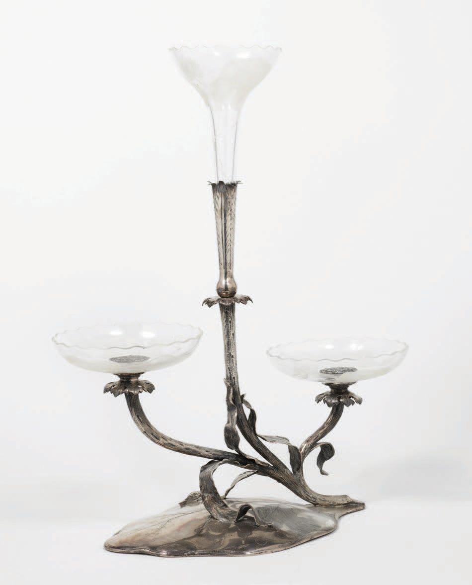 Null 银质桌子介质 奥匈帝国，约1905年
一个特别精致和优雅的物品。杯子和花瓶是由切割玻璃制成的。
H_53 cm W_42 cm - 重量：900克。