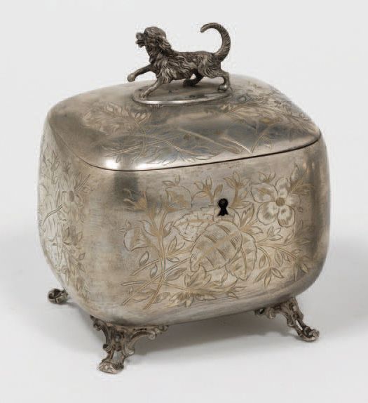 Null 银糖盒 奥匈帝国，约1900年
上面有一只狗。
W_13 cm D_11 cm H_16 cm - 重量：505克。