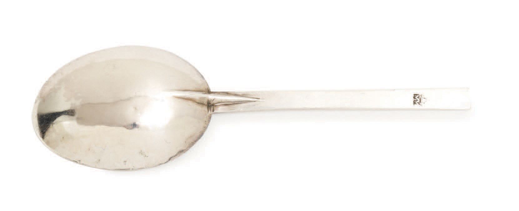 Null 银勺 列日或 "好城市 "之一，约1675-1685
银器大师："MM"
附件是老鼠尾巴的形式，铲子上有凹槽。
银器标记的形状 - 首字母M.M。
冠&hellip;